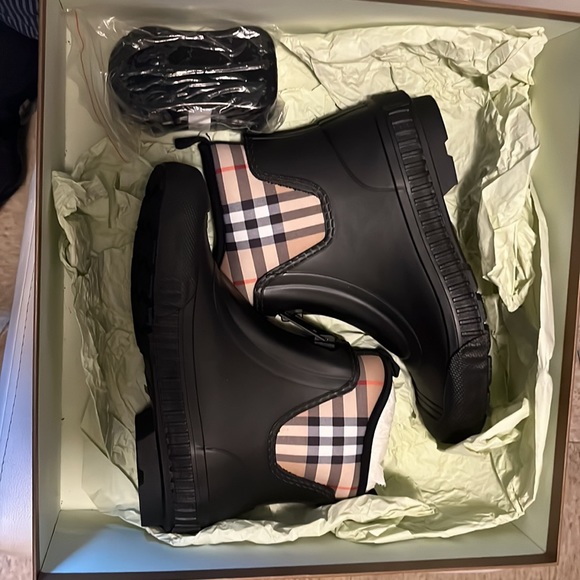 Burberry Vintage Check Rubber Rain Boot. Euro size 36 - Picture 3 of 6